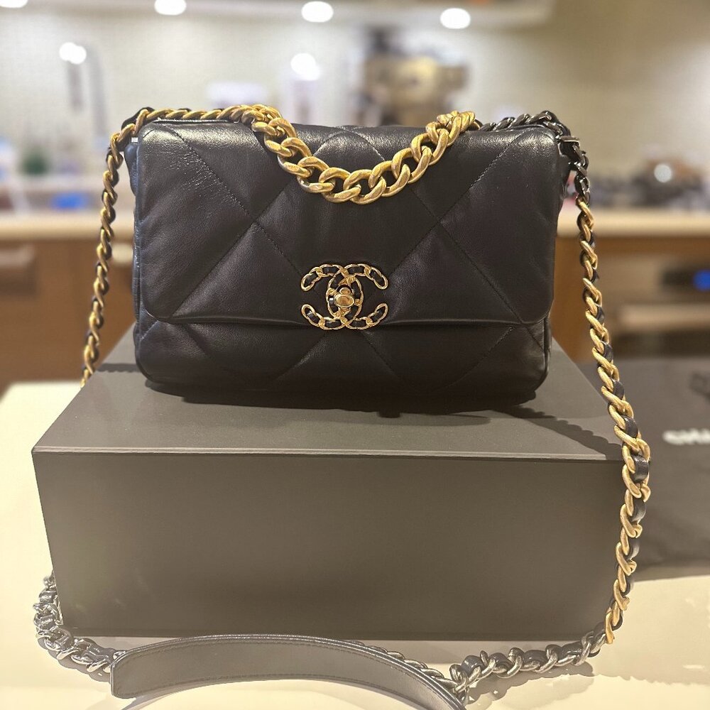 Chanel Navy 19 (Medium)